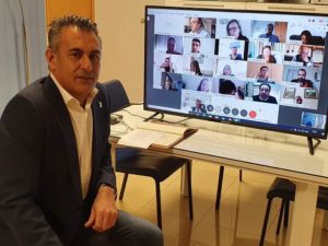 El Alcalde junto a la imagen del a videoconferencia en su despacho