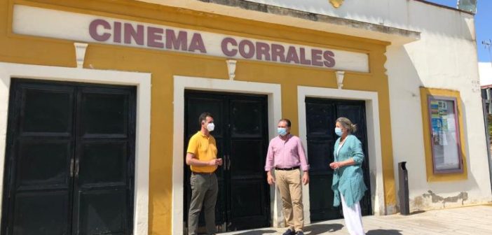 Moreno Toscano y Mora junto al Teatro Cinema Corrales