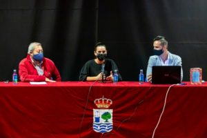 La Delegada de Cultura en el centro junto al Tecnico del Area a la izquierda de la imagen y el autor