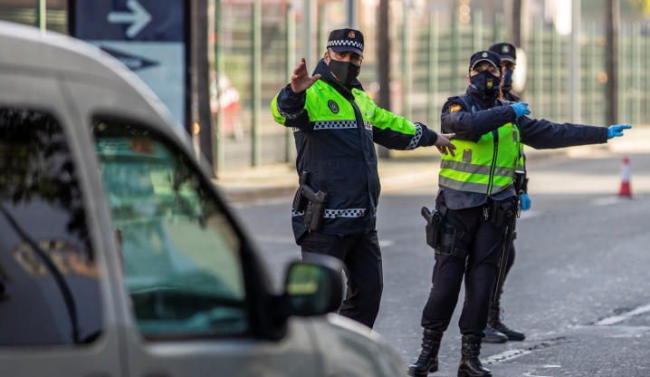 Un vendedor ambulante ilegal intenta atropellar a dos policías en Huelva