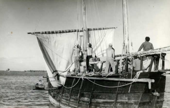 Los tripulantes de la Nina II izando el aparejo del trinquete. Foto Herederos de Roberto Mendez Adalid Rowalls