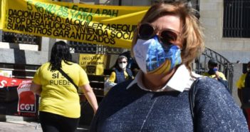 Monica Rossi en concentracion por el derecho a la vivienda en Huelva