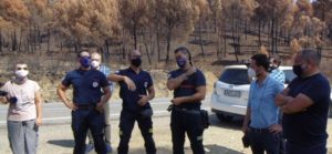 Rafael Sanchez Rufo con bomberos del Consorcio Provincial en la zona afectada por el incendio de Almonaster