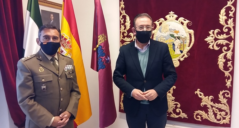 delegado de defensa en Huelva visita Ayuntamiento Aracena