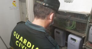 Policías y técnicos de Endesa intercambian información sobre fraude eléctrico
