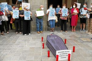 Protesta de vecinos de San Bartolome de la Torre para exigir Urgencias 3