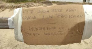 Ducha de un particular en la playa de El Portil 2