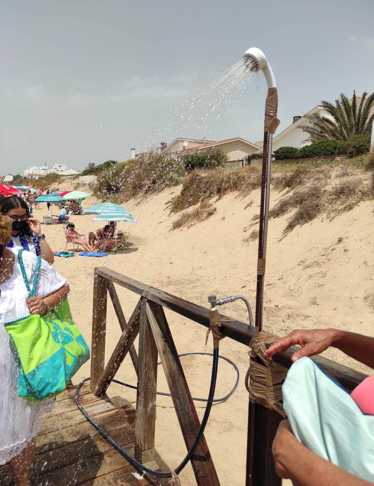 Ducha de un particular en la playa de El Portil 4