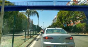 Un vehiculo averidado provoca grandes colas para salir de Huelva por el puente del Odiel 2