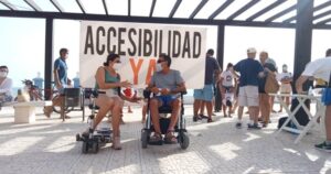 Concentracion para pedir accesibilidad a personas con movilidad reducida en Matalascanas 1