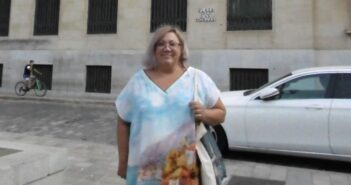 Monica Rossi junto al edificio del banco de Espana en Plaza de la Monjas