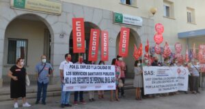 Concentracion sindicatos sanidad en Huelva