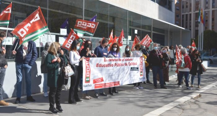 Protesta de Comisiones Obreras ante la Delegacion de Educacion 2