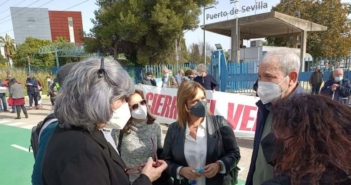 Adelante Andalucia protesta en el puerto de Sevilla por llegada de residos para Nerva