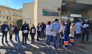 Concentración de repulsa por agresión a un vigilante en el centro de salud Adoratrices de Huelva en atención primaria