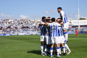 Futbolistas del Recreativo celebrando el gol. (Tenor)