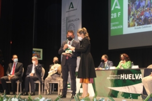 Huelva entrega sus Banderas de Andalucía por el 28-F