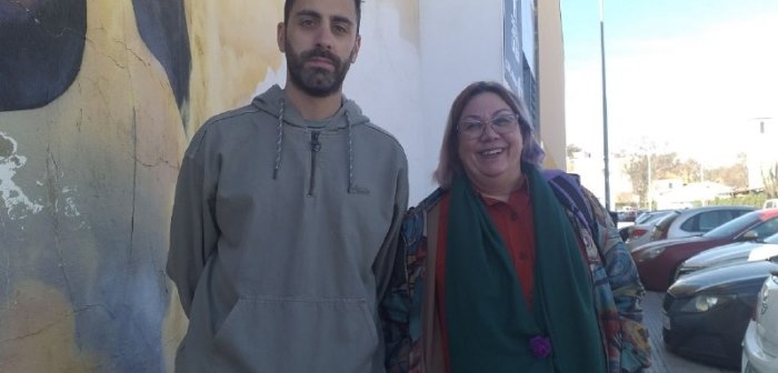 Monica Rossi con Daniel Fernandez Juventud IU Huelva junto a la Casa de Juventud La Ruta