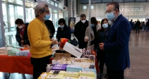 Alcalde de Aracena visita stand chocolate artesano feria artesanía 2022