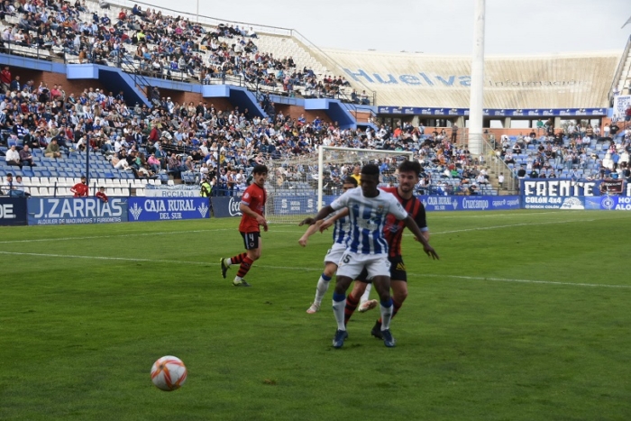 Bouba Barry controlando un balón. (Tenor)