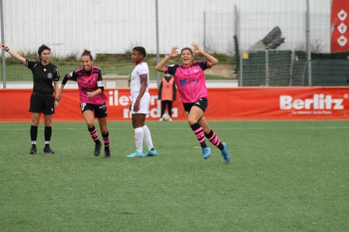 Anita Marcos celebrando uno de sus goles.