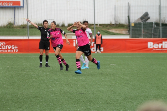 Anita Marcos celebrando uno de sus goles.