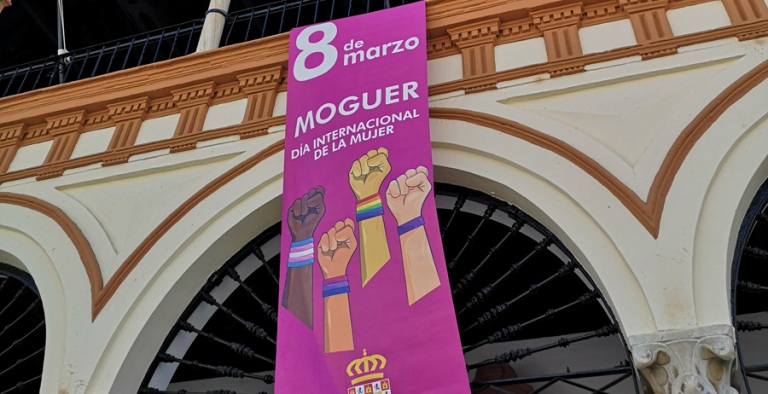 Pancarta reivindicativa en la fachada del ayuntamiento de Moguer