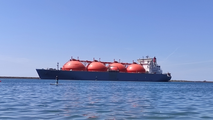 Un barco de gas natural licuado saliendo por la ria de HuelvaJose Antonio Mayo