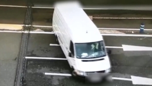 Vídeo: La temeraria conducta de un conductor de furgoneta en la A-49