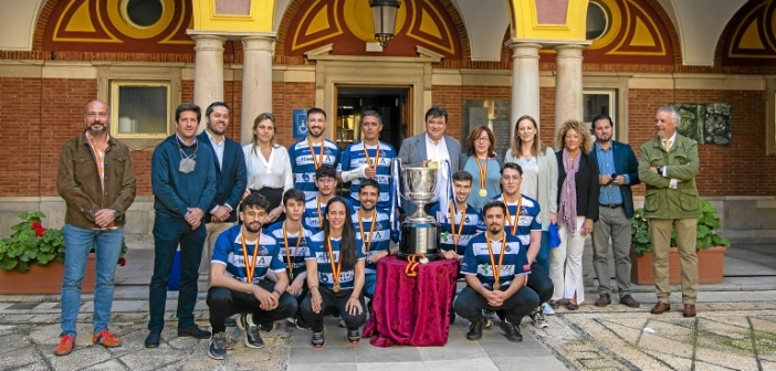 El Ayuntamiento de Huelva ha acogido este viernes la recepción oficial al Recreativo IES La Orden, equipo onubense que el pasado fin de semana se proclamó ganador de la Liga Nacional de Clubes de Bádminton