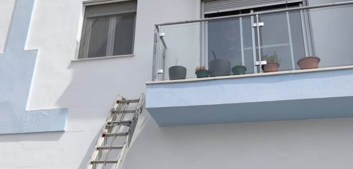 Bomberos rescatan a una persona queda atrapada hora y media en su balcón en Ayamonte