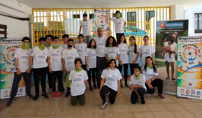 20 escolares de Huelva pedalean por la educación de niñas de la India
