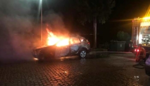 Arde un coche de madrugada en Moguer bomberos