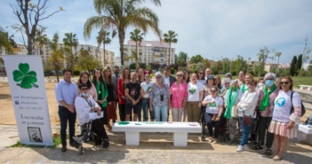 Un banco con un trébol y mariposas para visibilizar la fibromialgia en Huelva
