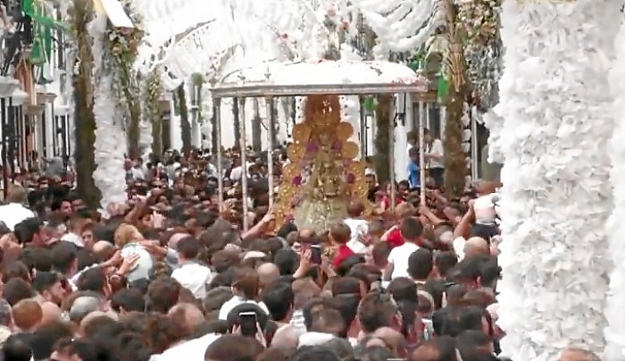 virgen-rocio-almonte-procesion