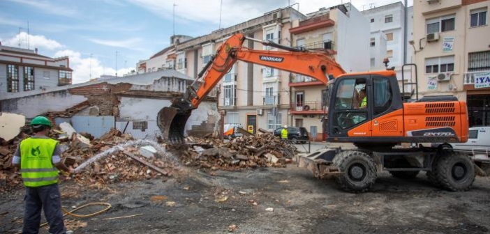 El Ayuntamiento inicia el derribo de otra vivienda en ruinas de Viaplana