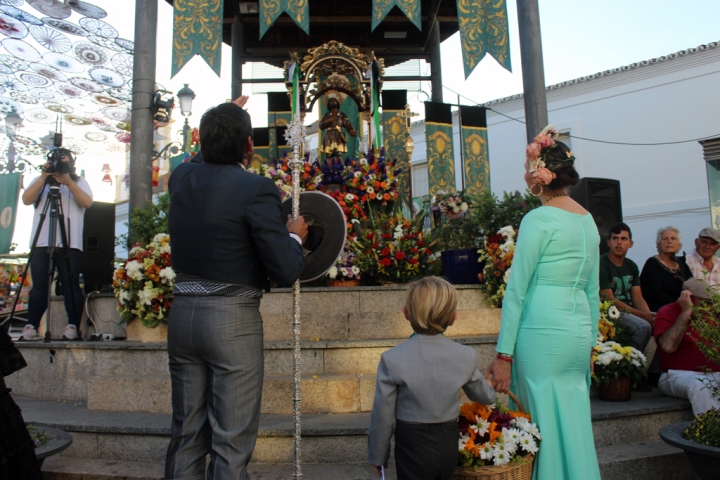 Una multitudinaria ofrenda abre la Romería de San Isidro en Cartaya