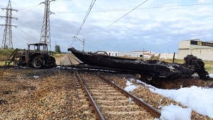 El incendio de un tractor obliga a cortar la línea Huelva-Sevilla