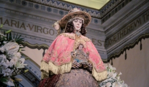 La Virgen del Rocío ya viste de Pastora para su regreso a la aldea