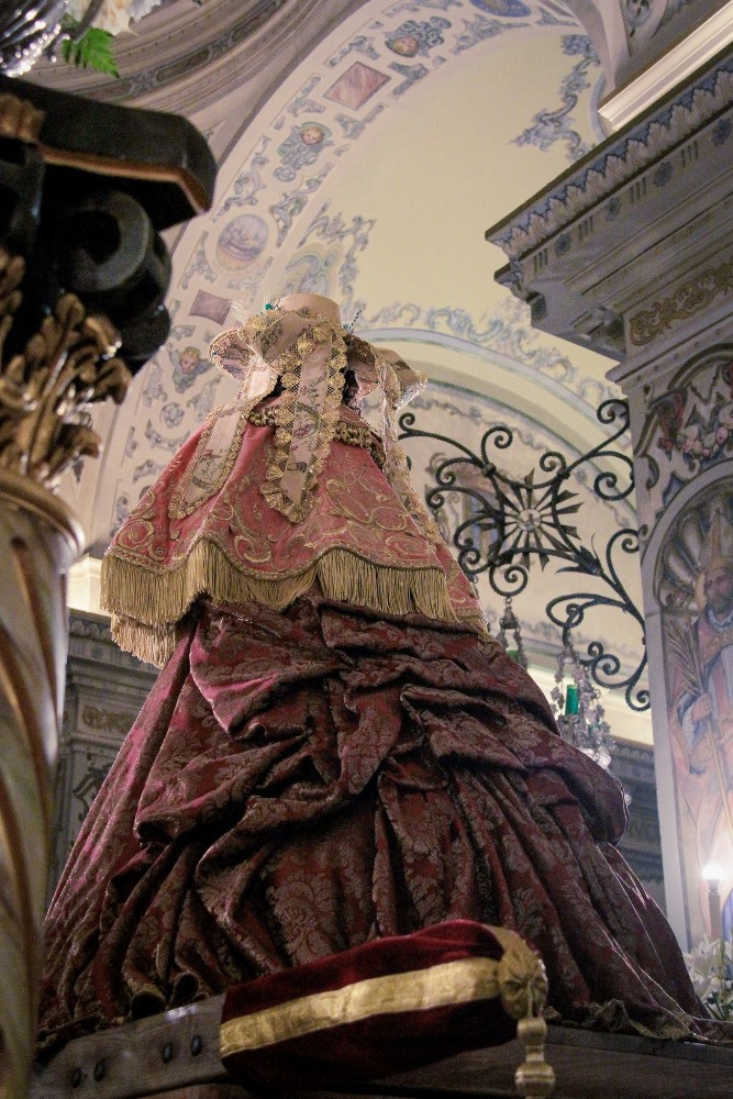 La Virgen del Rocío ya viste de Pastora para su regreso a la aldea