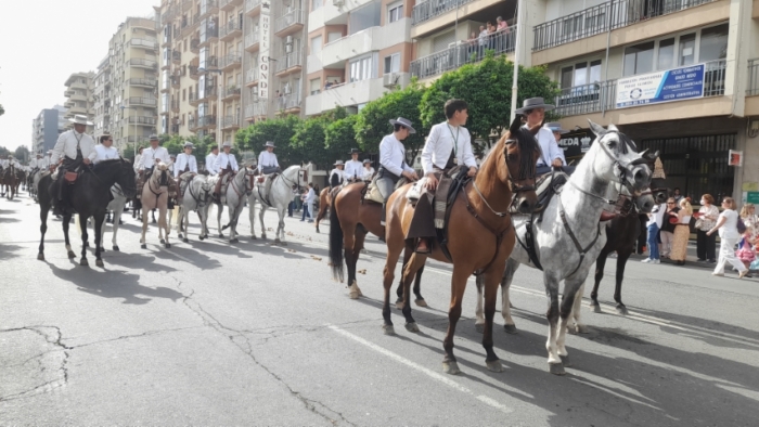 Multitudinaria salida de la Hermandad de Huelva camino del Rocío