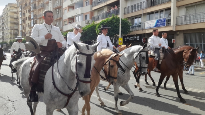 Multitudinaria salida de la Hermandad de Huelva camino del Rocío