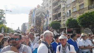 Multitudinaria salida de la Hermandad de Huelva camino del Rocío