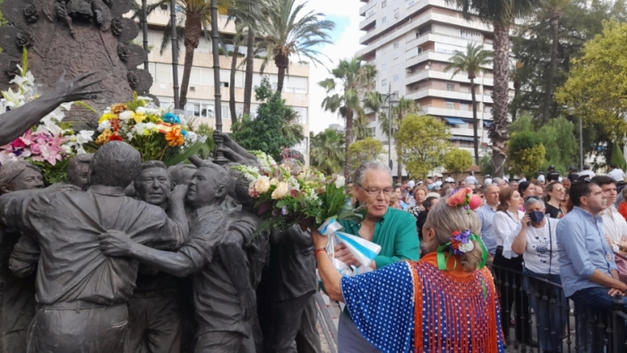 Multitudinaria salida de la Hermandad de Huelva camino del Rocío