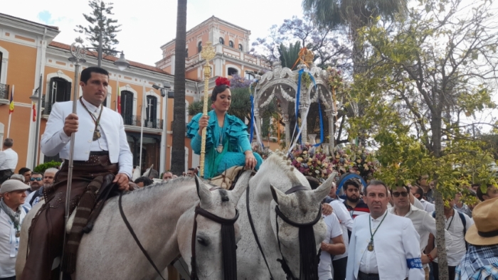 Multitudinaria salida de la Hermandad de Huelva camino del Rocío