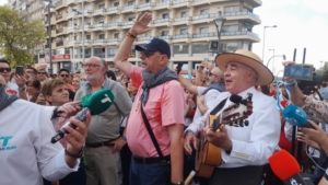 Multitudinaria salida de la Hermandad de Huelva camino del Rocío