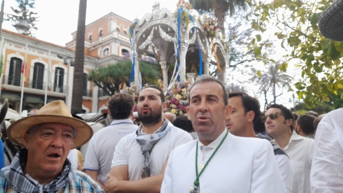 Multitudinaria salida de la Hermandad de Huelva camino del Rocío