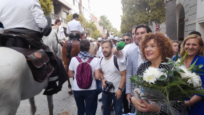 Multitudinaria salida de la Hermandad de Huelva camino del Rocío