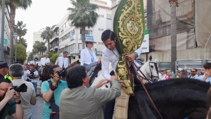 Multitudinaria salida de la Hermandad de Huelva camino del Rocío