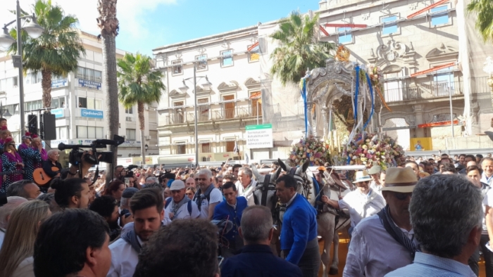 Multitudinaria salida de la Hermandad de Huelva camino del Rocío